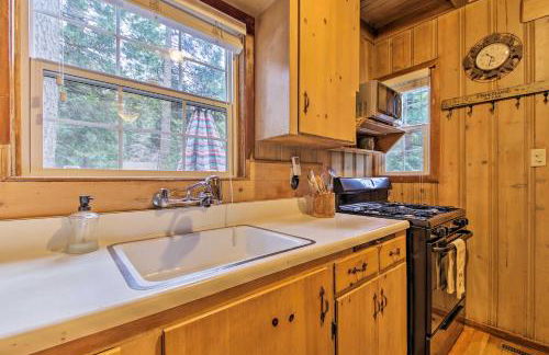 Vintage Snow White Cottage about 2 Miles to Village! - Foto 10