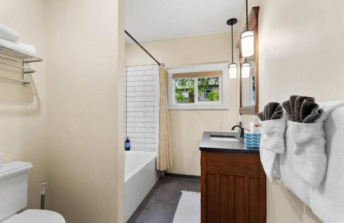 3BR Home Large Kitchen Mins To DwnTwn - Photo 25