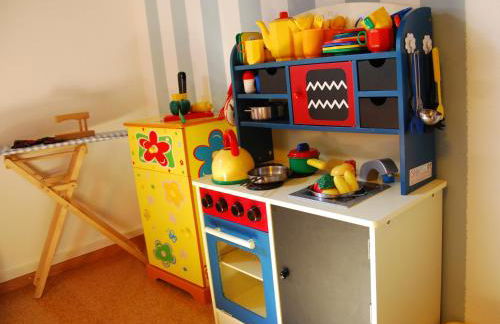 FERIENHOF KATZENMAIER, Bauernhof- und Familienurlaub am BODENSEE, großzügig wohnen, MESSENAH und teils BARRIEREFREI, Spielangebot für drinnen und draußen, Parkplatz am Haus, gute ÖPNV-Anbindung - Foto 27