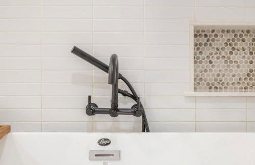 Couples Retreat with Hot Tub, Beach Cruisers, Spa Bath - Foto 37