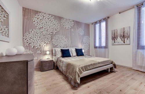 White Flowers with Canal View by Wonderful Italy - Foto 6