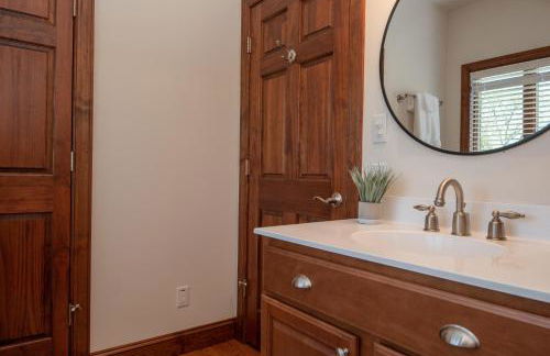 River Haven with Hot Tub - Foto 32