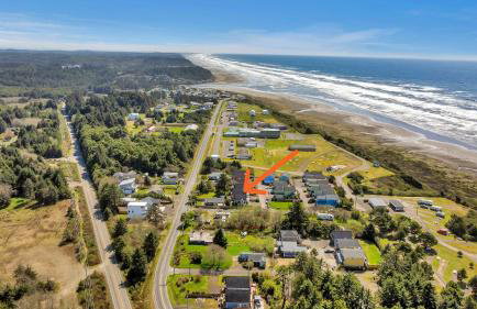 Sunkissed 3BR beach getaway - dog-friendly fenced yard, firepit, glimpse ocean views, near beach access, sleeps 8 - Foto 9