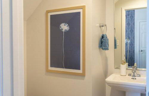 Fam-Biz Friendly 3BD with Fire pit & BBQ - Downtown - Foto 23