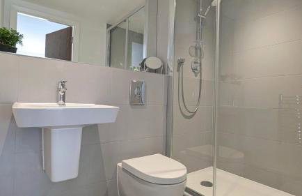 Grand Exchange near Ascot 2 bed with Parking - Photo 9