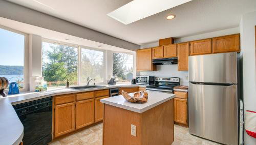 Hoodsport Vacation Rental w/ Deck & Canal Views! - Foto 2