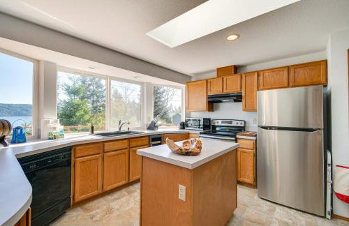 Hoodsport Vacation Rental w/ Deck & Canal Views! - Foto 2