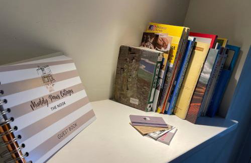 Muddy Paws Cottages - The Nook - Photo 25