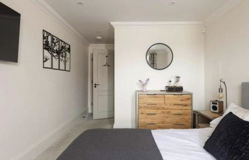 5 The Lookout - 2 bed apartment with parking, balcony & sea views - Photo 20