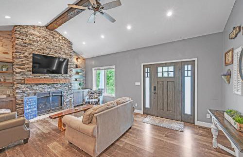 Lakeside Retreat with Hot Tub & Game Room home - Foto 20