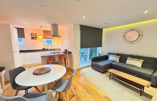 Modern 2BR East London Flat with Balcony near the tube - Foto 1