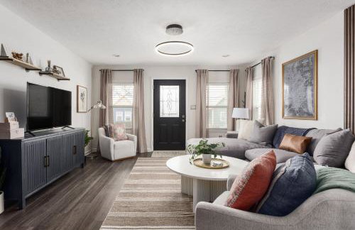 Capitol House - 3 Bed 1 Full and 1 Half Bath, Pet Friendly with Hot Tub walk to Lucas Oil Stadium - Foto 1