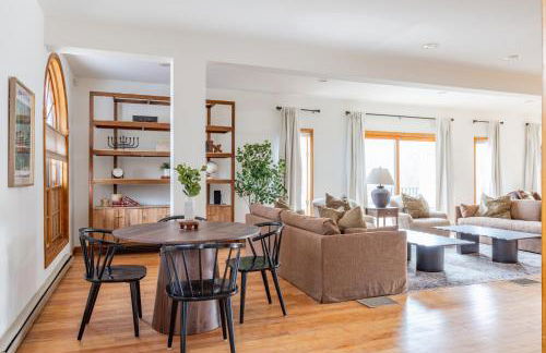 8BR Luxury Maplewood Manor, Hot Tub & Fire Pit - Foto 76