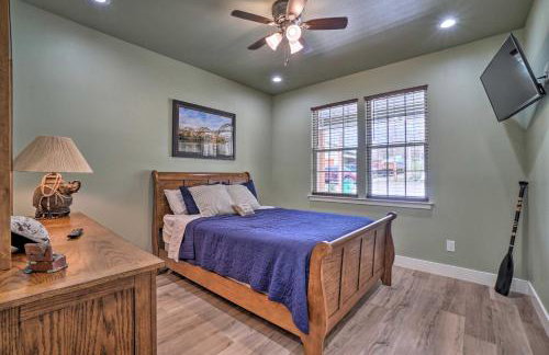 Modern Retreat with Deck Walk to White River! - Foto 16