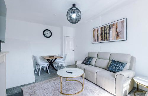 Luxury 3-Bedroom Apartment with 75-Inch TV, Fireplace & Terrace near Manchester Airport - Photo 27