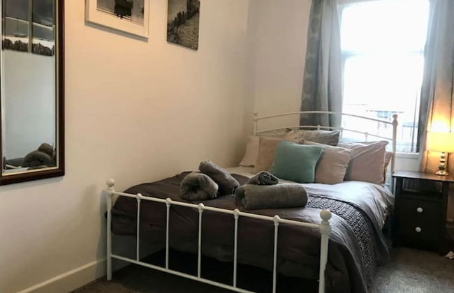 Stylish 3 Bedroom House Only 5 Mins From M6/m58 - Photo 5