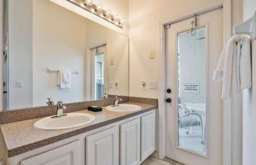 Great Location, gated community, private heated POOL - Foto 46