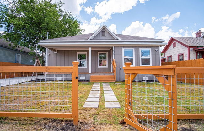 Seize the Moment 4BR 3BA Gem w Downtown Views - Foto 1