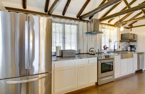 Lakefront Motley Cabin with Private Deck and Dock! - Foto 11