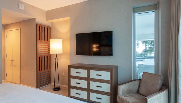 Charming Beachfront Condo With Large Balcony - Photo 4, Room