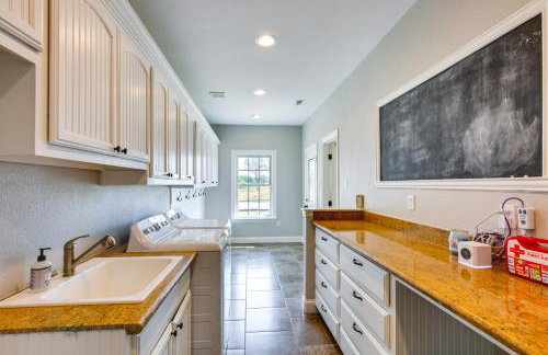 Unwind Fireside Wills Point Gem with Hot Tub and Pond - Foto 11