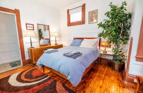 Step Back in Time Charming Victorian with Modern Amenities - Foto 18