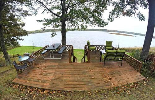 Secluded Lake Cottage Rental with a Dock and a Game Room in Hale, Michigan - Foto 11
