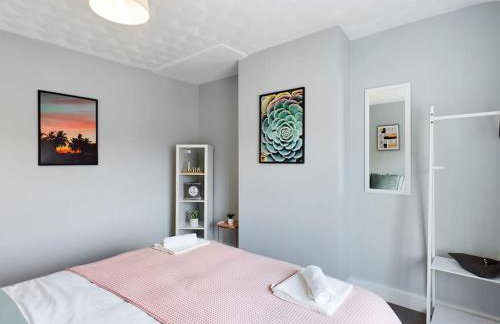 Stunning Family Home with Comfortable Surroundings by Our Home Short Stays ideally situated within Greater Manchester - Photo 11