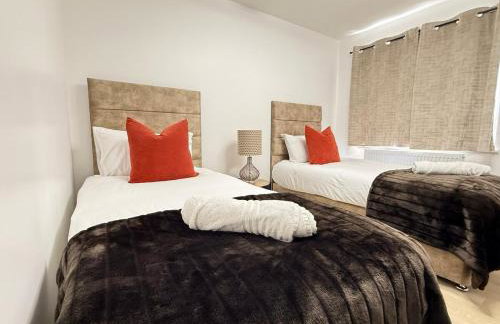 Elegant 2-Bed Apartment with AC, Sleeps 6, Free Parking, Netflix, WiFi, New build - Photo 7