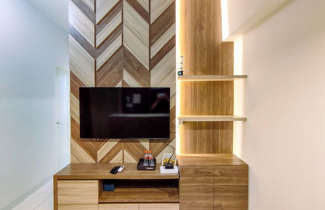 Fancy And Nice 1Br With Extra Room At Amartha View Apartment - Photo 9