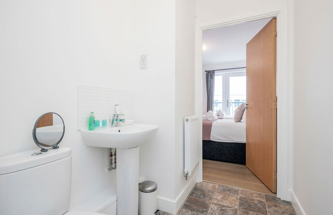 Impeccable 2-bed Apartment in Romford - Photo 19