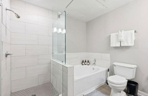 Chick modern Haven Elegant stay with modern views - Photo 17