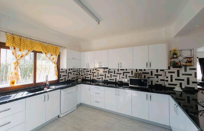 Villa for 9 Guests, Pool, Parking, Walk to Beach - Foto 8