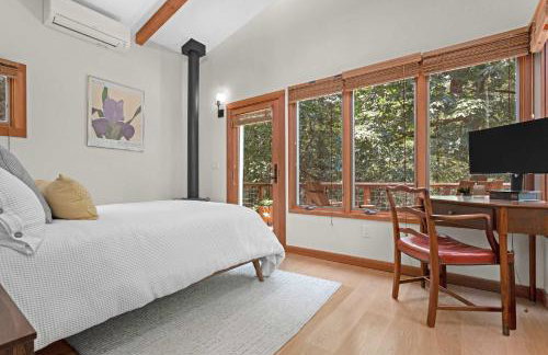 Serene Retreat with Hot Tub - Fire Pit - Deck - Foto 28