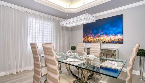 Luxury Tropical Living , 4BR w Backyard Pool Oasis - Photo 4