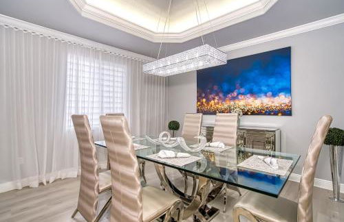 Luxury Tropical Living , 4BR w Backyard Pool Oasis - Foto 4