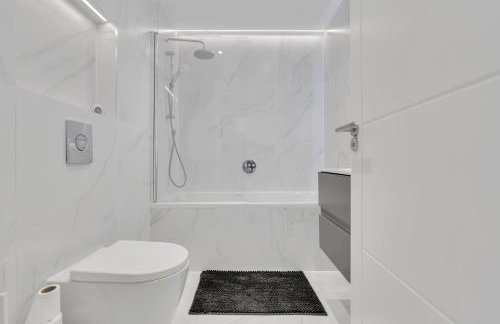 Modern Cosy 2 bed apartment, Smart TV & NETFLIX with private balcony and city view - Foto 10