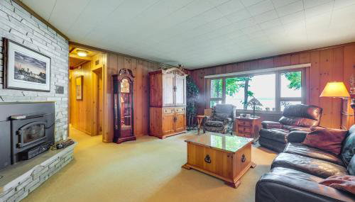 Waterfront Torch Lake Cottage with Dock and Fire Pit! - Foto 4