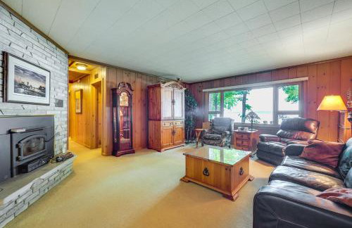 Waterfront Torch Lake Cottage with Dock and Fire Pit! - Foto 4