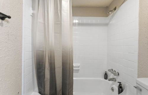 Cozy, modern apartment with bright interiors - Photo 11