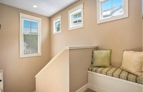 Lake front condo with pool access walking distance to downtown Saugatuck - Foto 21