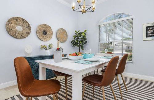 Villa Tropicana Luxury pool home. Gated community - Photo 12