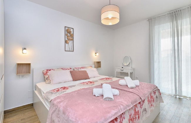 Modern Villa With Private Hydromassage Pool - Photo 5