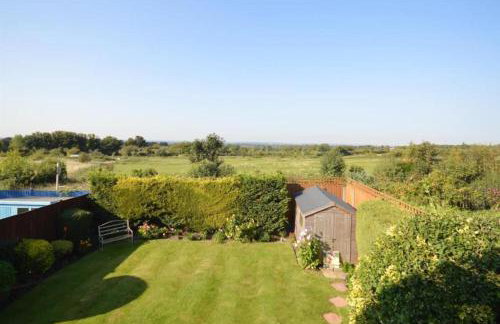 Lovekush Epsom Banstead Surrey. Views over London - Photo 32