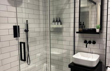 Central 2-Bed Apartment with Balcony & Parking - Foto 14