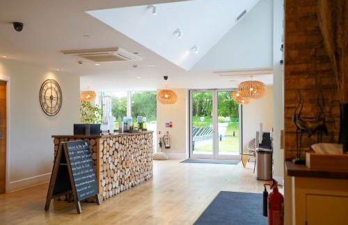 NEW Squirrels Leap Lake Views with Spa Access - Foto 20