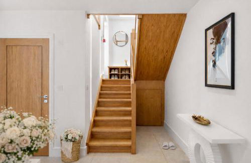 Exquisite 4BR Designer Home with Smart Features, Free Parking & SkyStream - Sleeps Up To 10 in Gerrards Cross SL9 - Photo 14