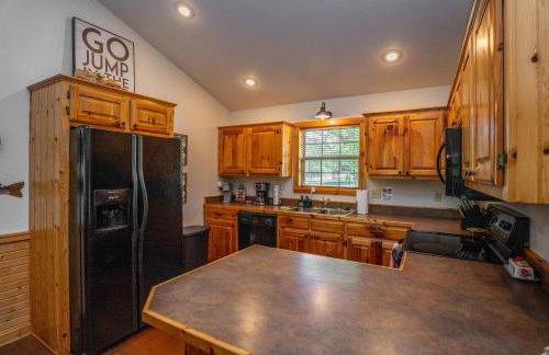 Riverfront Little Red Cabin, Hot Tub, World-class Trout Fishing, Views & Boat Access - Photo 64