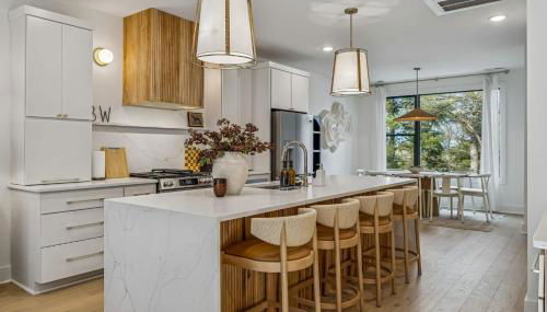 Modern Multi-Level Retreat with Rooftop Hot Tub - Foto 3