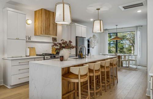 Modern Multi-Level Retreat with Rooftop Hot Tub - Foto 3